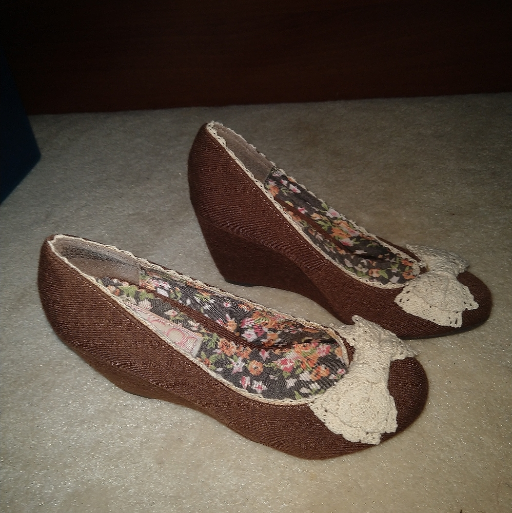brown wedge pump crochet bow